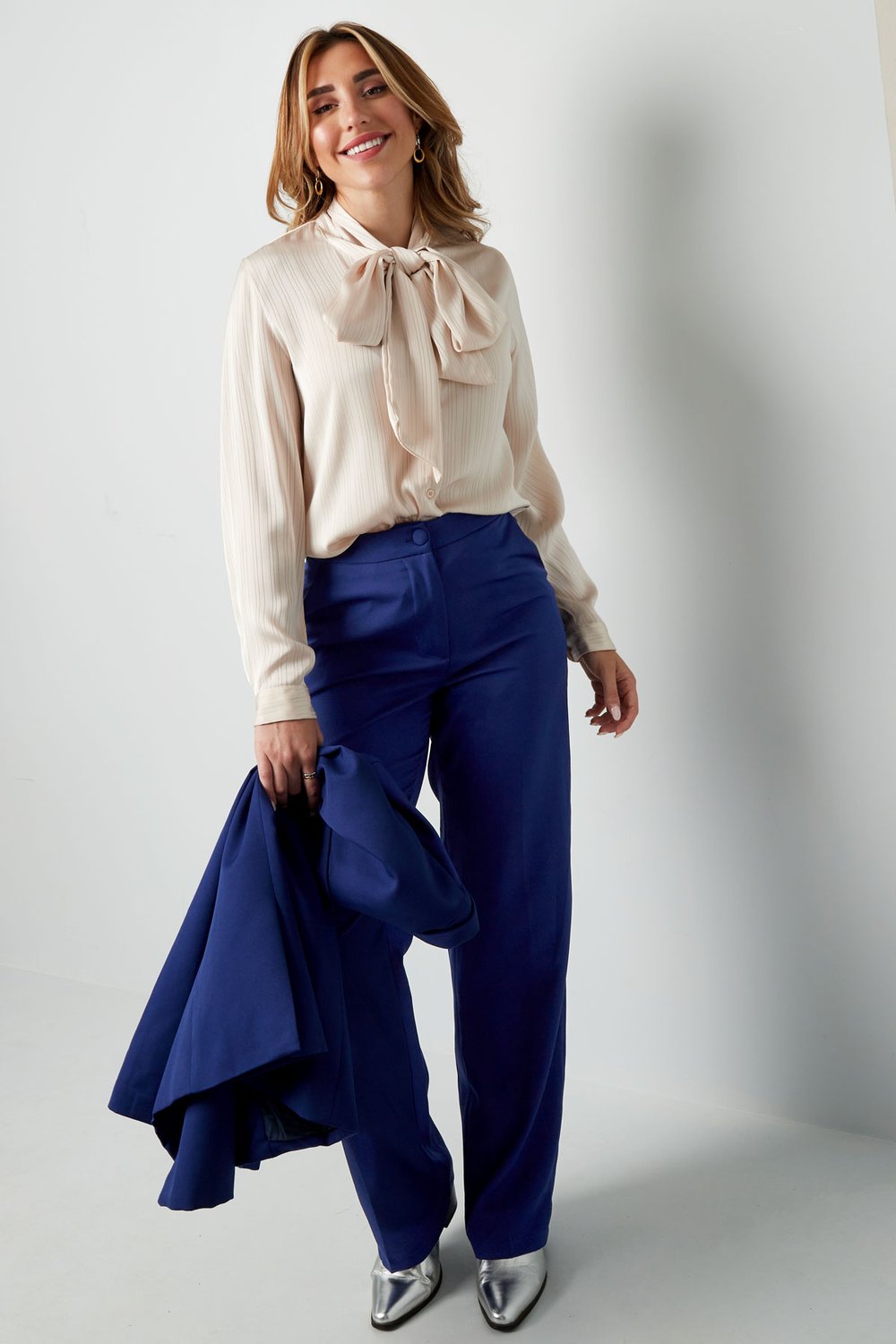 Cremefarbene Bluse mit Schleifendetail Bild5