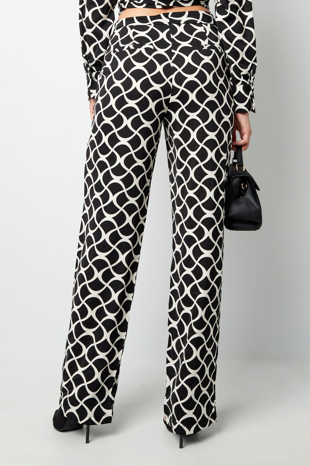 Hose mit Grafikdruck in Kamel h5Bild7