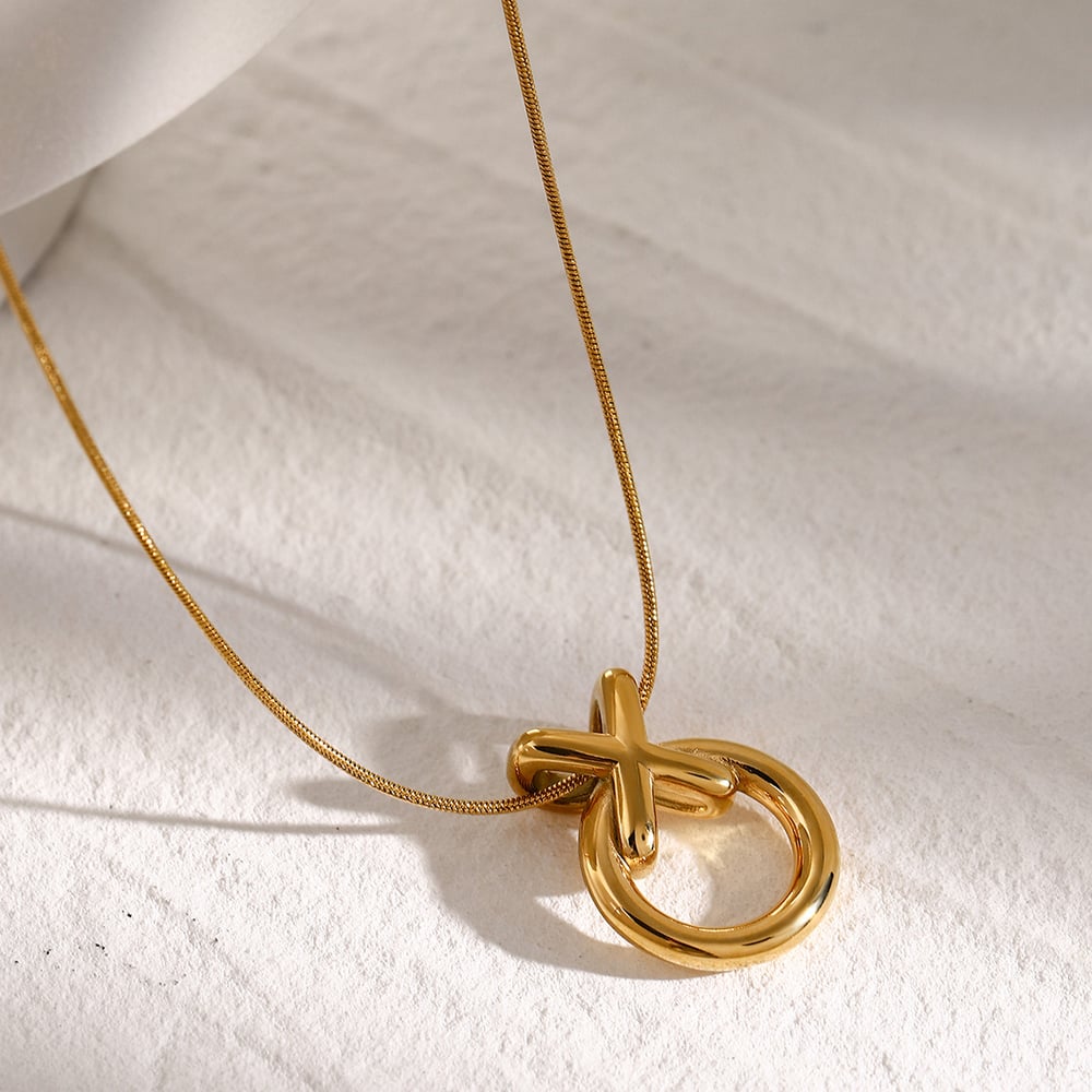 unique design  gold stainless steel/xo integrated pendant necklace  cold style circle titanium steel necklace Picture4