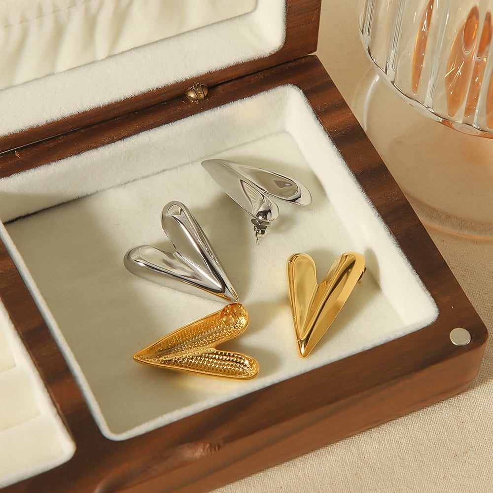 1 pair of simple and fashionable  gold-plated stainless steel three-dimensional geometric heart-shaped earrings for women's daily wear Picture3