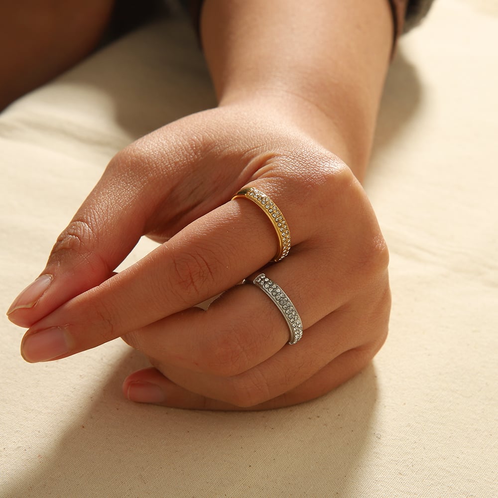 1 simple and stylish  gold-plated stainless steel full diamond ring for women's daily wear Picture5