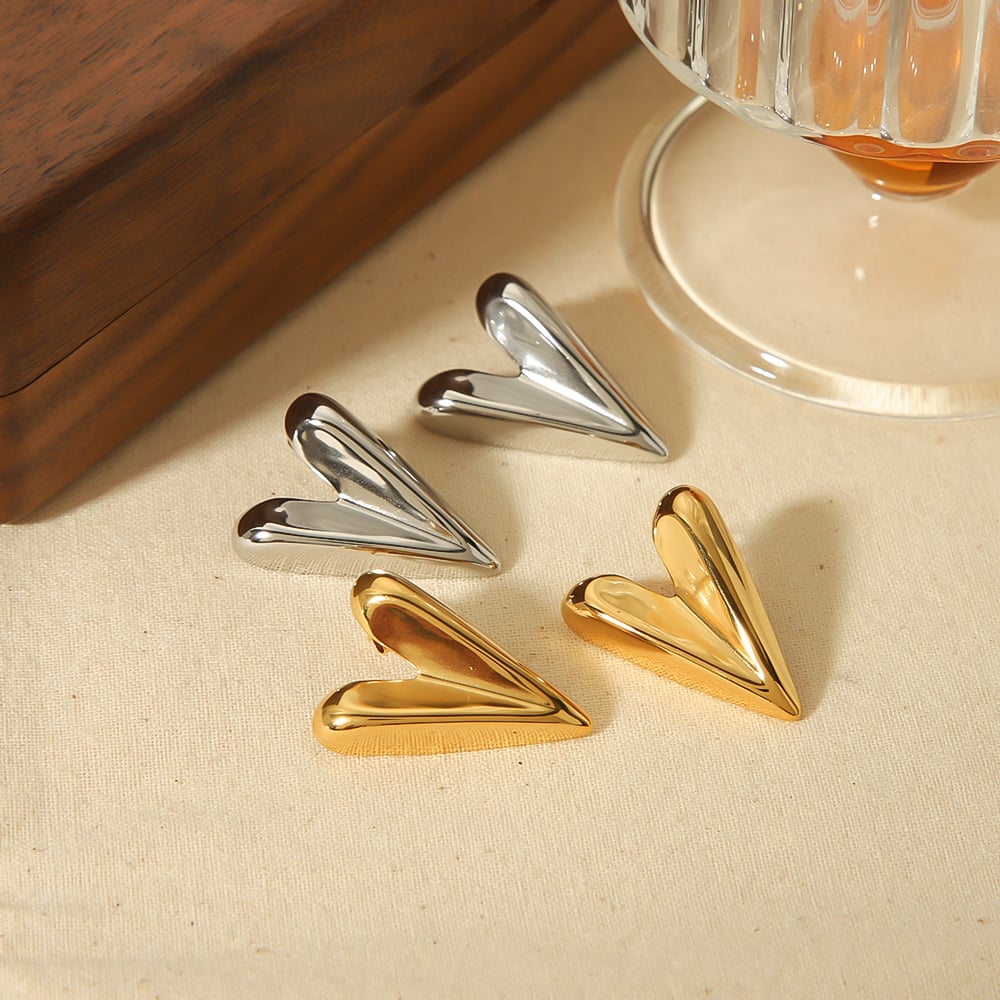 1 pair of simple and fashionable  gold-plated stainless steel three-dimensional geometric heart-shaped earrings for women's daily wear Picture4