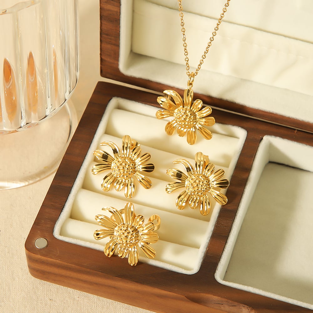 1 piece of elegant and fashionable  gold-plated stainless steel flower daisy pendant necklace for women for daily wear h5Picture4