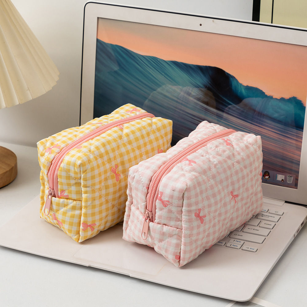 1 Piece Chic Plaid Bowknot Portable Large Capacity With Random Printing Design Women's Quilted Cosmetic Bags Picture6