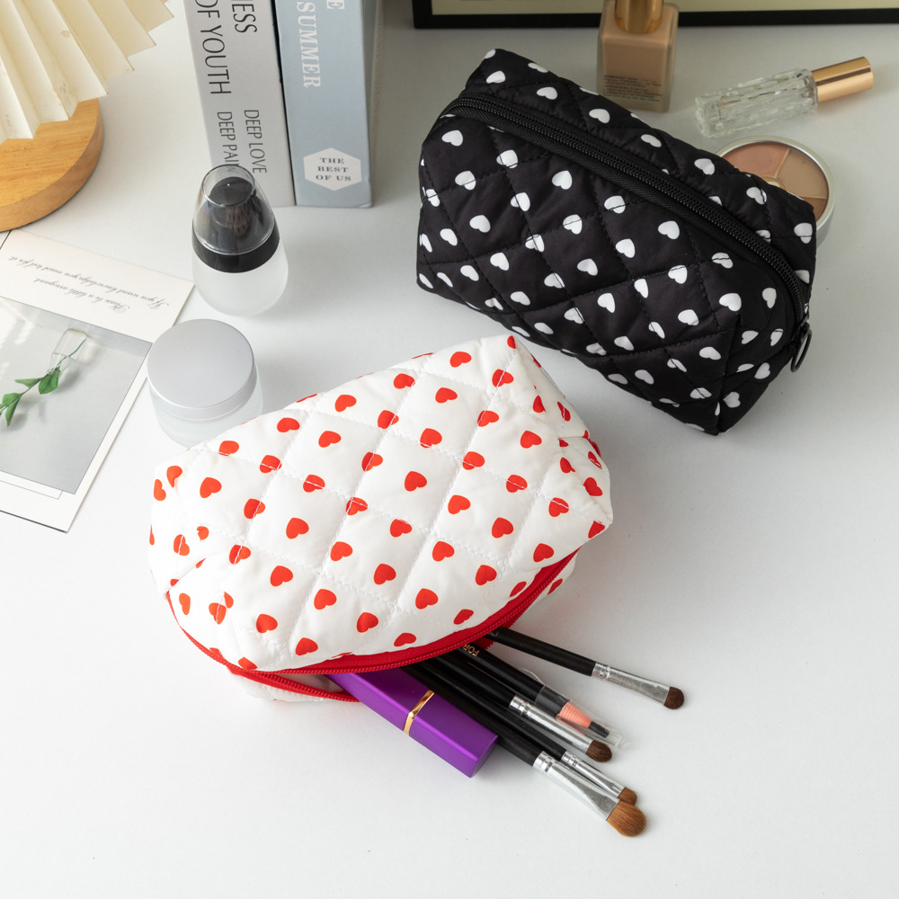 1 Piece Sweet Series Classic Heart Portable Large Capacity Toiletry With Random Printing Design Women's Cosmetic Bags h5Picture4