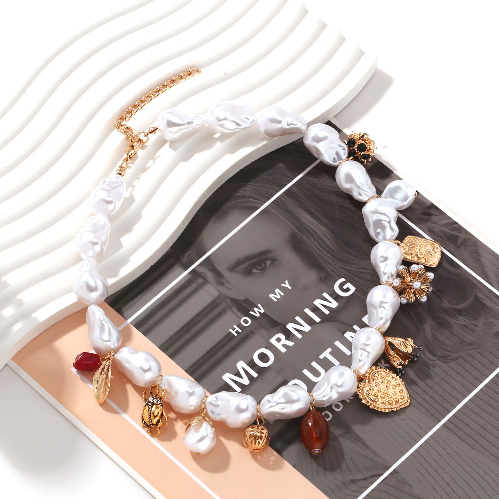 1 Piece Vintage Baroque Faux Pearl Retro Alloy Multi-Element Necklace Picture5