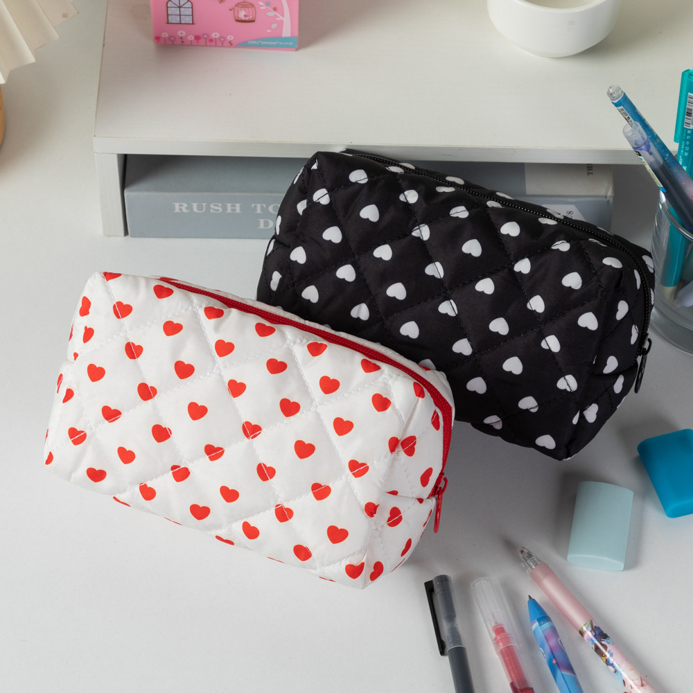 1 Piece Sweet Series Classic Heart Portable Large Capacity Toiletry With Random Printing Design Women's Cosmetic Bags h5Picture3