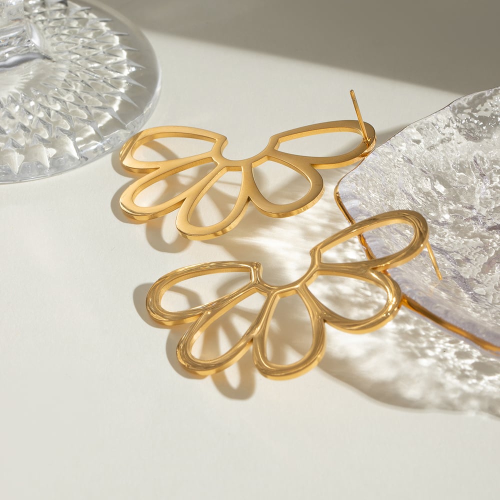 1 pair classic retro style hollowed-out flower shape stainless steel  gold plated women's stud earrings h5Picture4