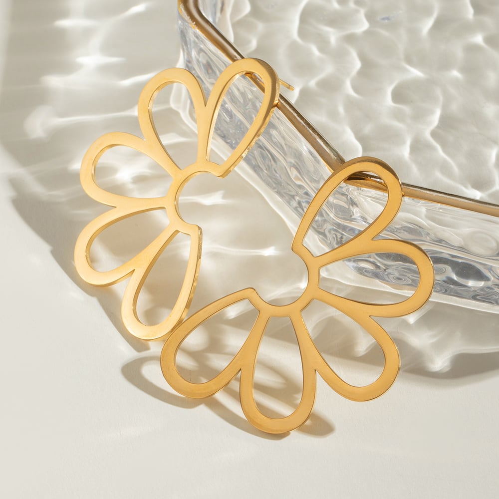 1 pair classic retro style hollowed-out flower shape stainless steel  gold plated women's stud earrings h5Picture3