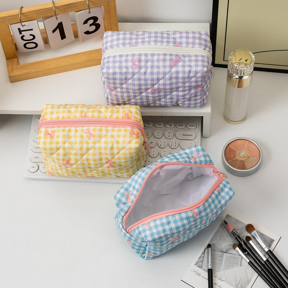 1 Piece Chic Plaid Bowknot Portable Large Capacity With Random Printing Design Women's Quilted Cosmetic Bags Picture5