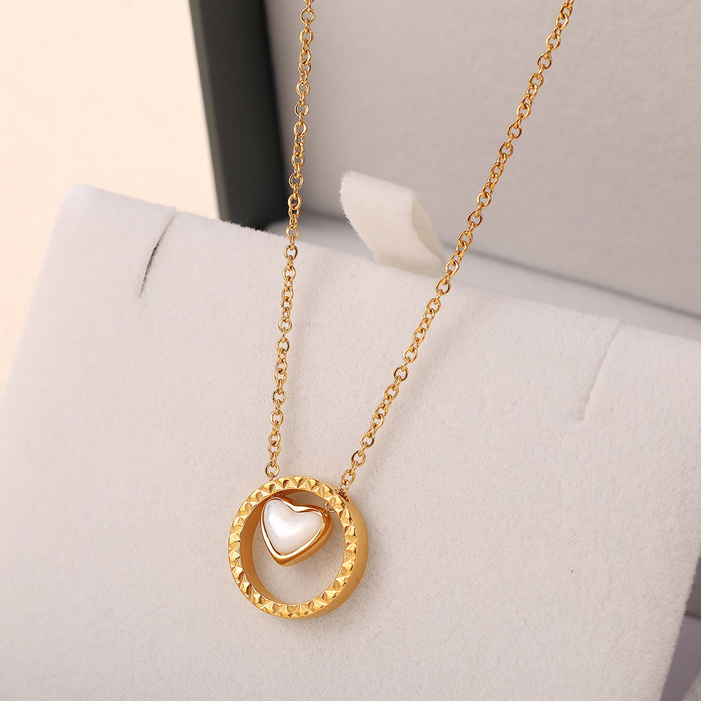 Collane con ciondolo a forma di cuore in acciaio inossidabile color oro Immagine4