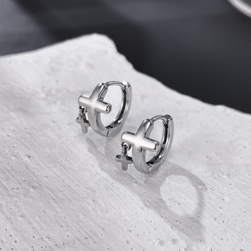 Orecchini a cerchio da uomo in acciaio inossidabile con croce moderna Immagine2