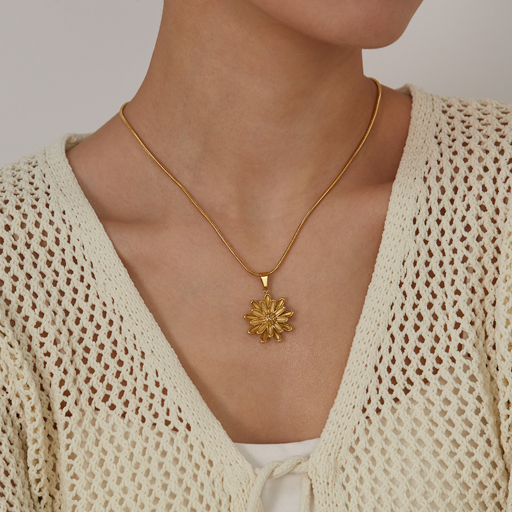 1 Piece Glamorous Series Retro Daisy Stainless Steel Women's Pendant Necklaces h5Picture4