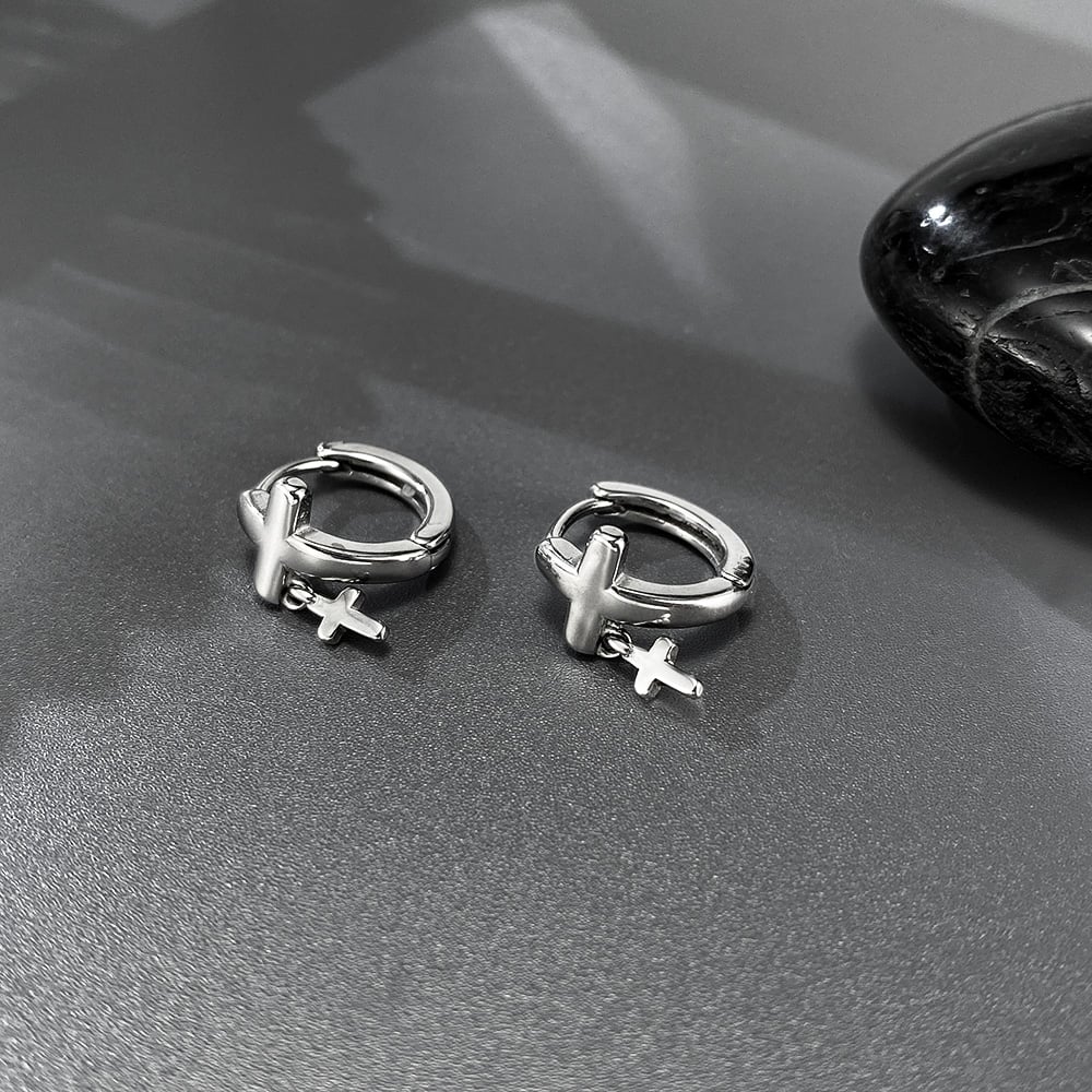 Orecchini a cerchio da uomo in acciaio inossidabile con croce moderna Immagine6