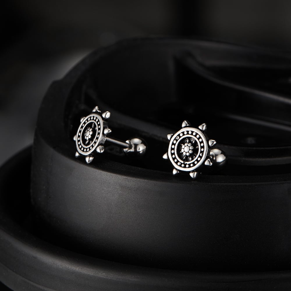 Pendientes de botón de acero inoxidable para hombre con diseño de timón simple de la serie Radiant Imagen3