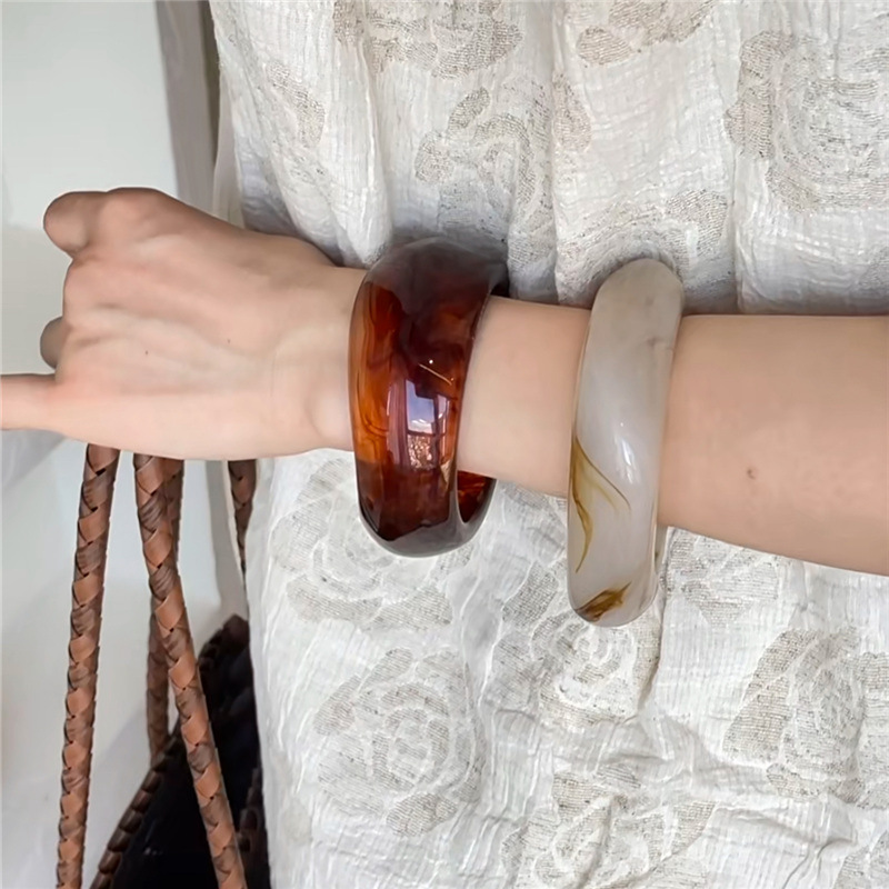 1 Piece Light Luxury Vintage Swoosh Resinous Women's Bangles h5Picture3