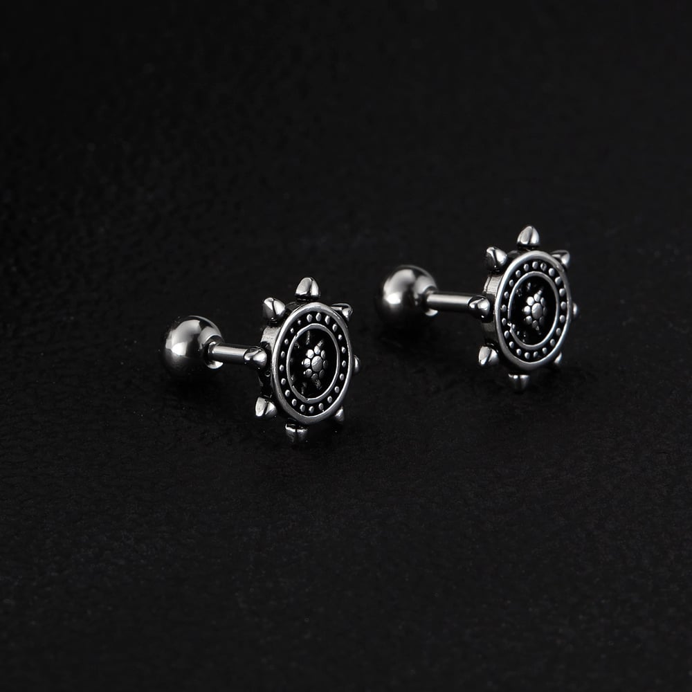 Pendientes de botón de acero inoxidable para hombre con diseño de timón simple de la serie Radiant Imagen4