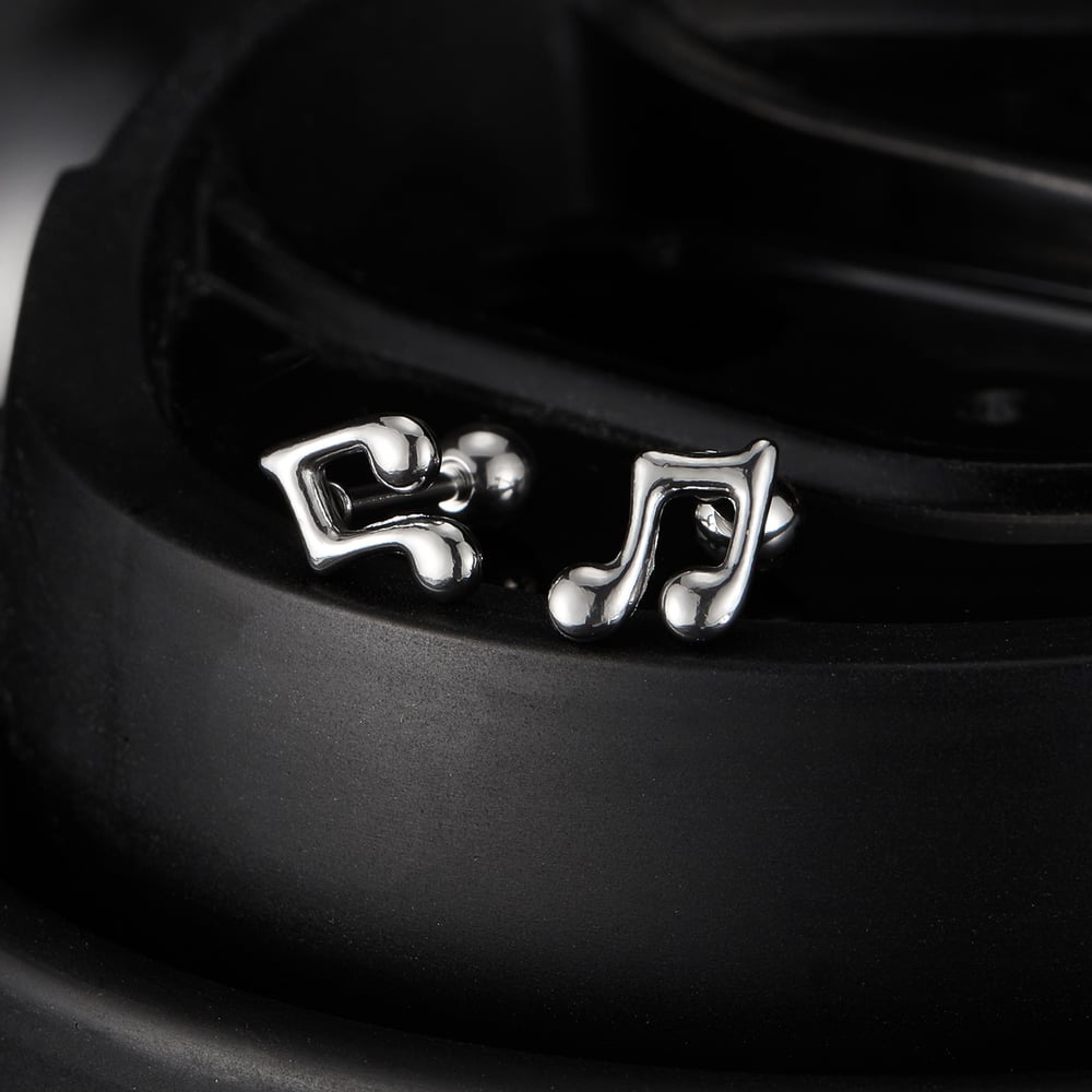 Pendientes clásicos de acero inoxidable para hombre con diseño de notas que combinan con todo h5Imagen3