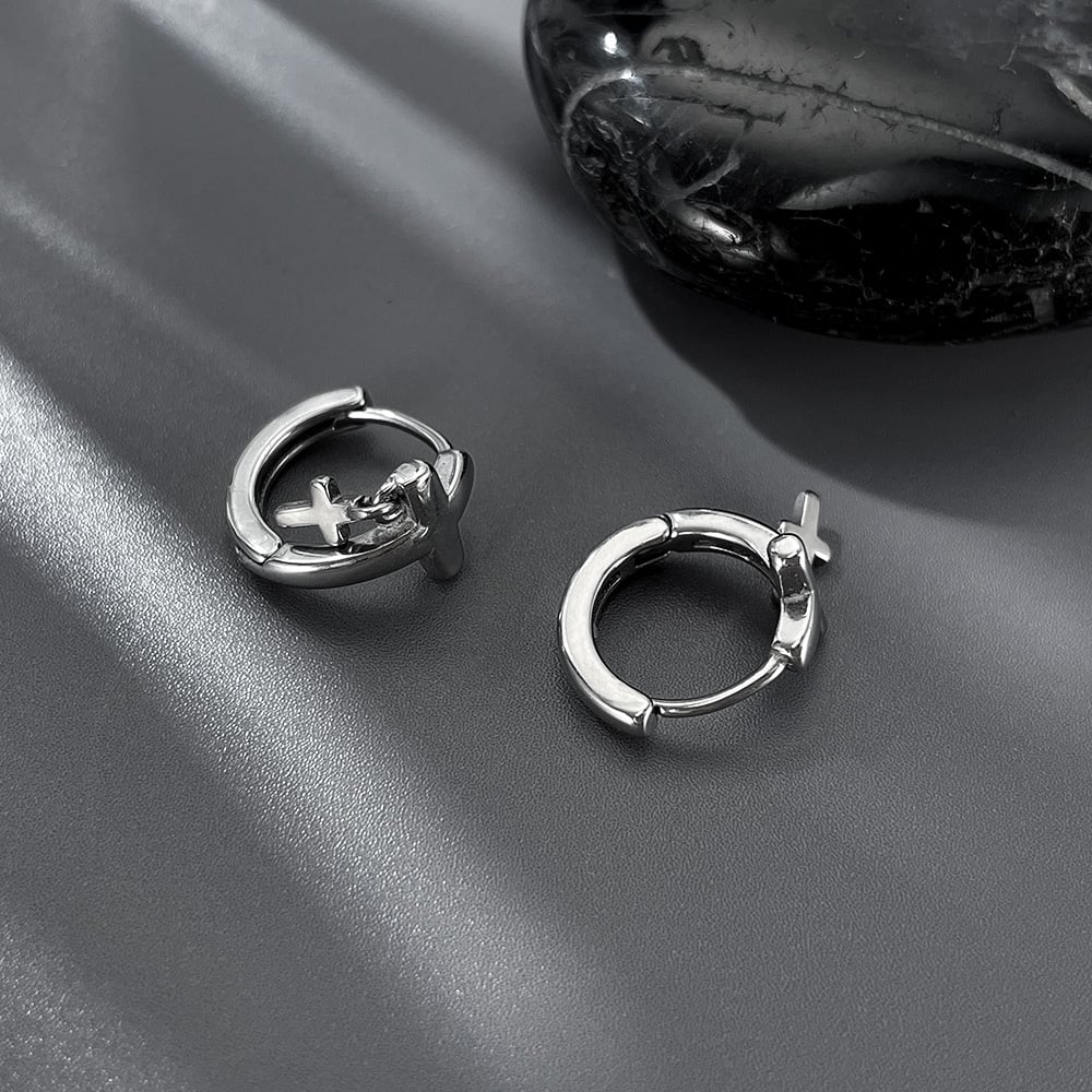 Orecchini a cerchio da uomo in acciaio inossidabile con croce moderna Immagine5