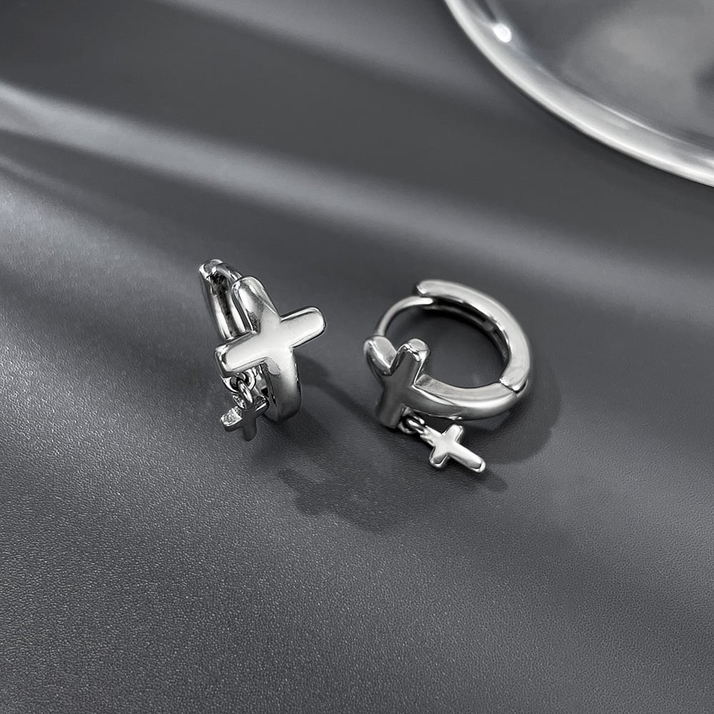 Orecchini a cerchio da uomo in acciaio inossidabile con croce moderna Immagine3