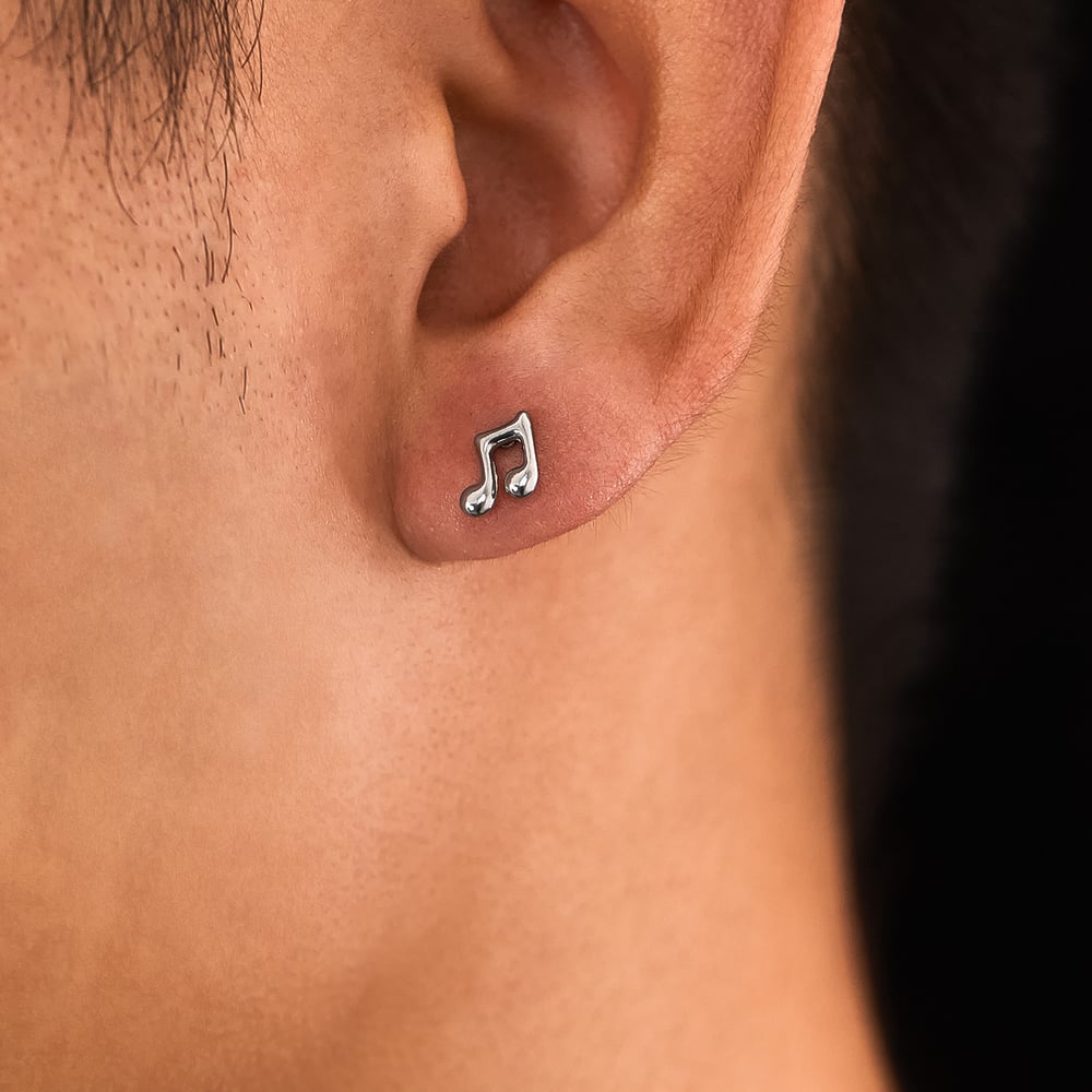 Pendientes clásicos de acero inoxidable para hombre con diseño de notas que combinan con todo h5Imagen5
