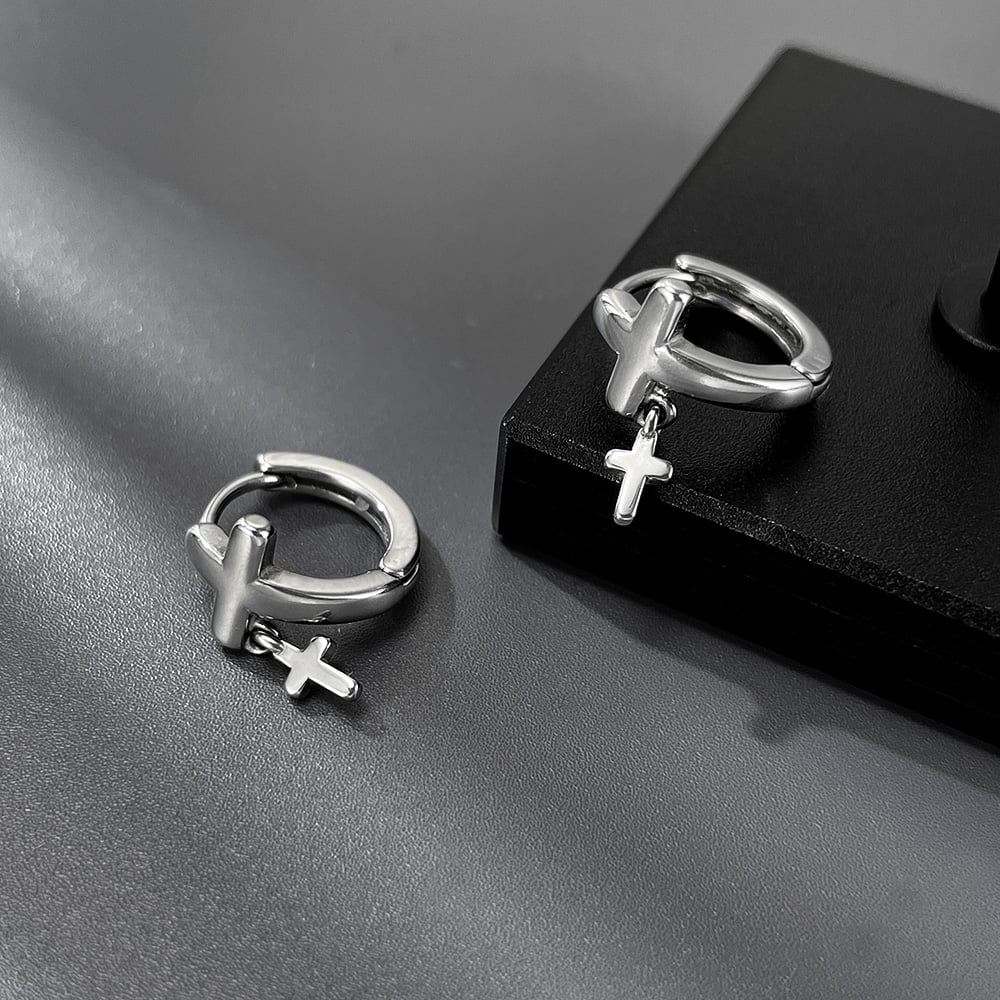 Orecchini a cerchio da uomo in acciaio inossidabile con croce moderna Immagine4