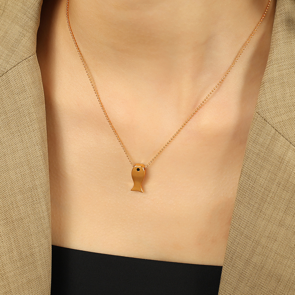 Collares colgantes de acero de titanio y oro con forma de pez h5Imagen4