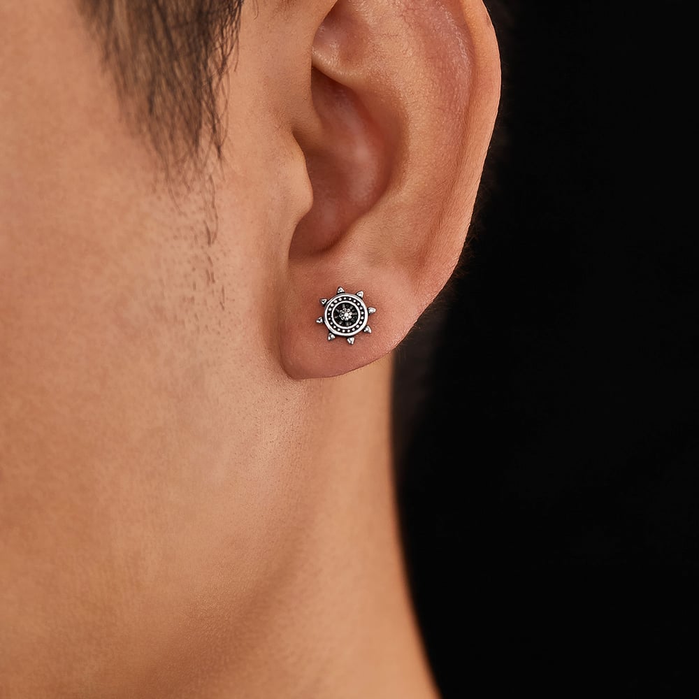 Pendientes de botón de acero inoxidable para hombre con diseño de timón simple de la serie Radiant Imagen5