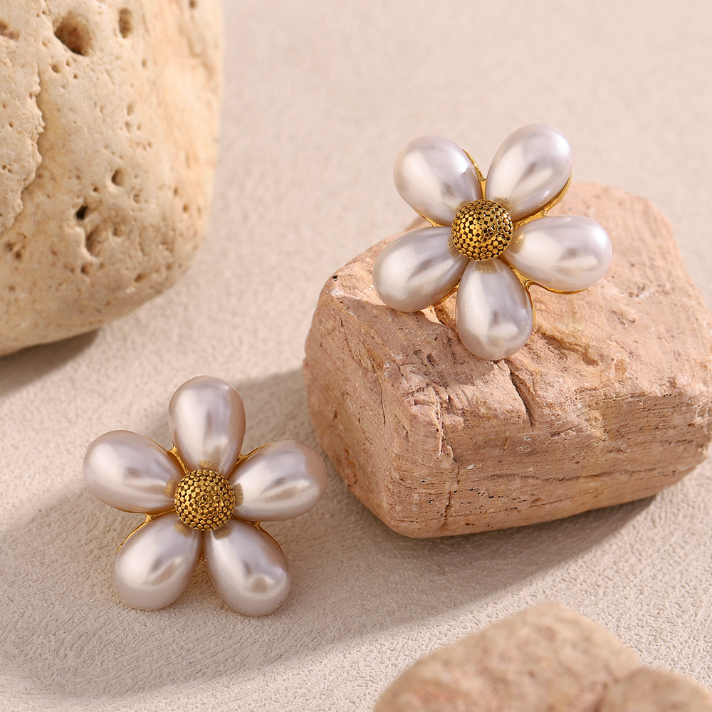 Elegant Simple Flower Shaped Stainless Steel Women's Stud Earrings Picture3