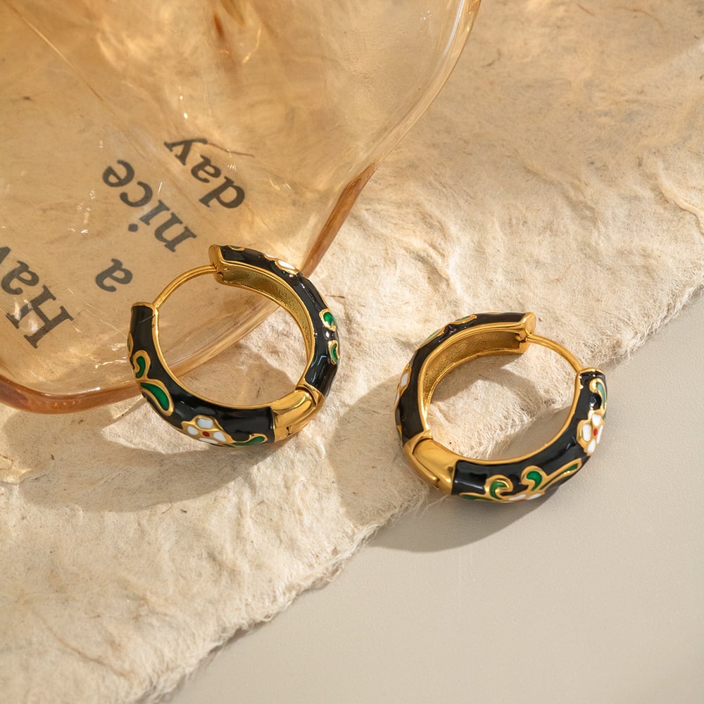 1 par de pendientes de aro de acero inoxidable dorados con diseño de flores románticas Imagen4