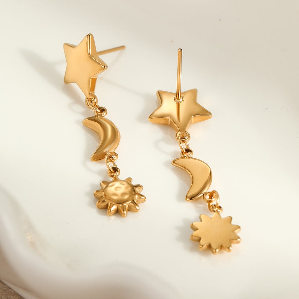 Orecchini pendenti da donna in acciaio inossidabile color oro con sole e luna Immagine4