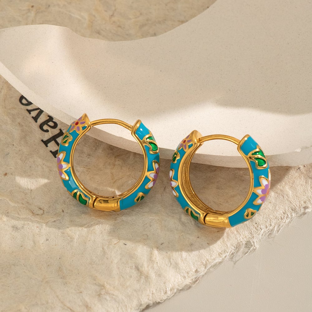 1 par de pendientes de aro de acero inoxidable dorados con diseño de flores románticas Imagen3