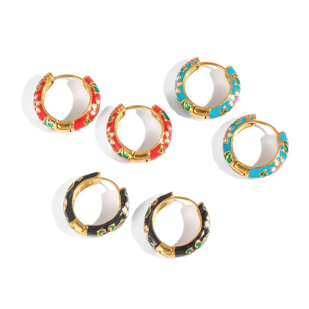 1 par de pendientes de aro de acero inoxidable dorados con diseño de flores románticas Imagen5