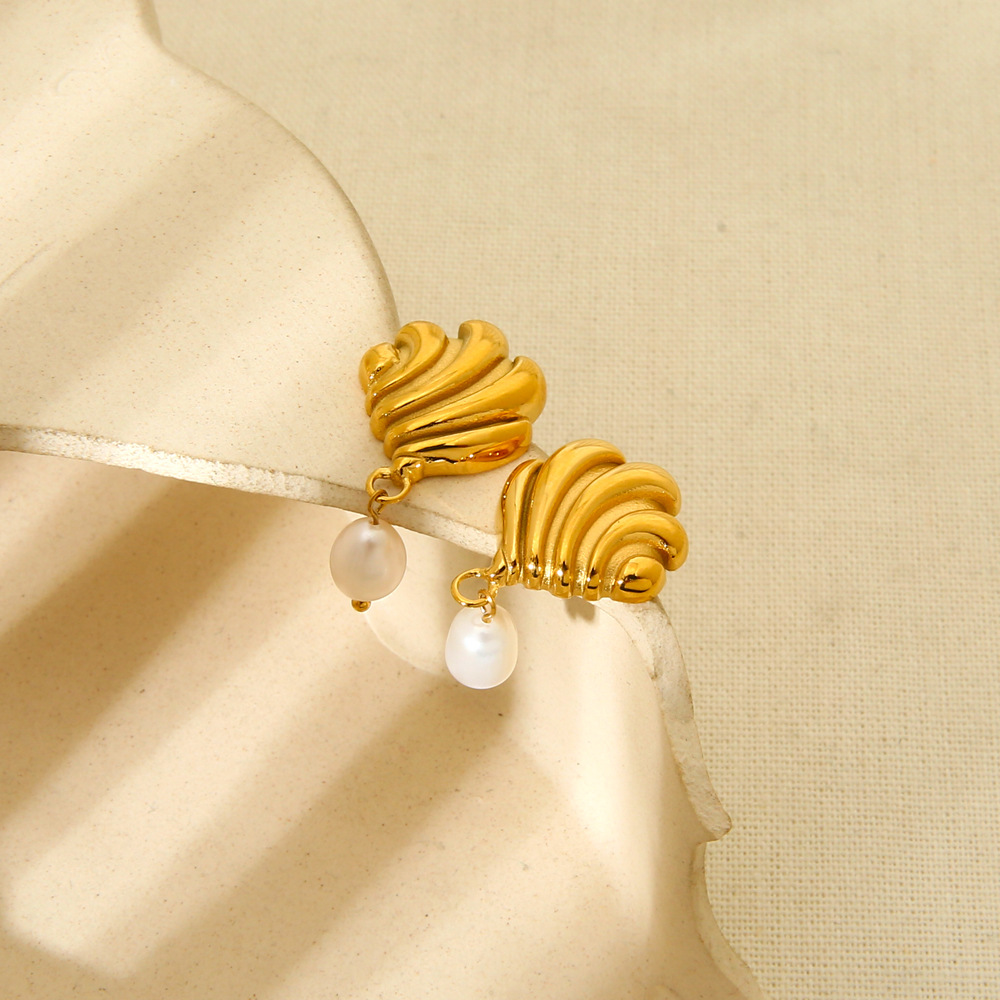 Orecchini pendenti da donna in acciaio inossidabile color oro con perle artificiali a forma di tartaruga retrò Immagine3