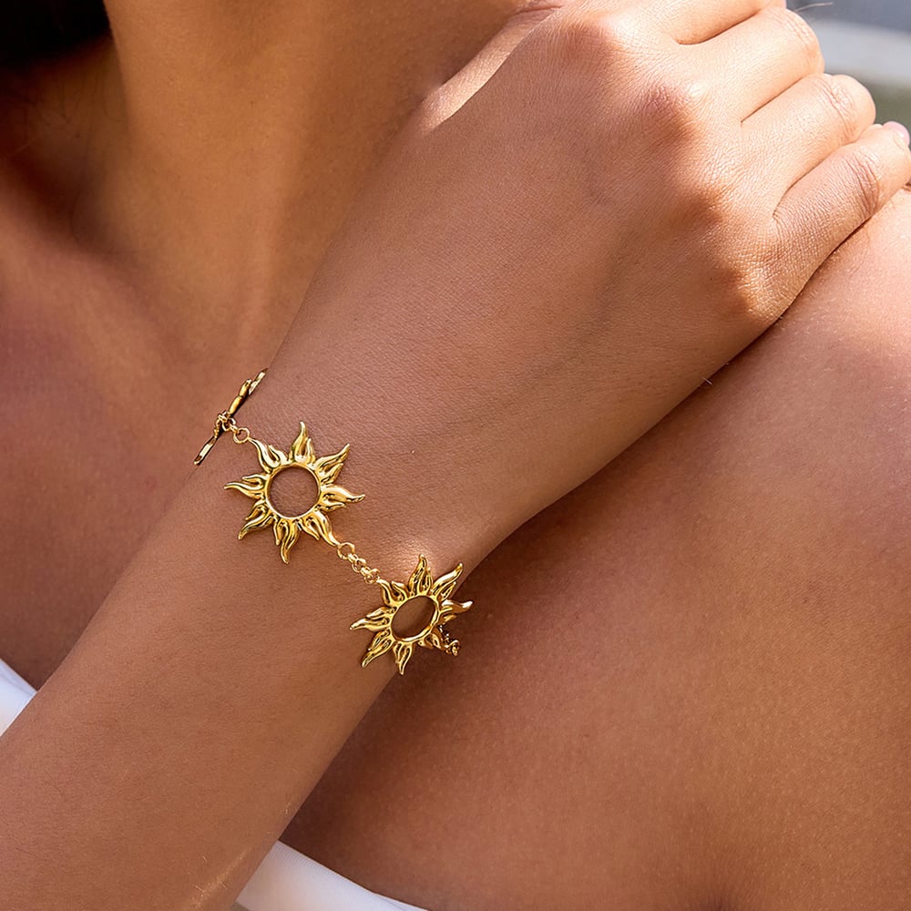 1 paio di orecchini a cerchio da donna in acciaio inossidabile color oro con motivo classico sole della serie Classic h5Immagine3