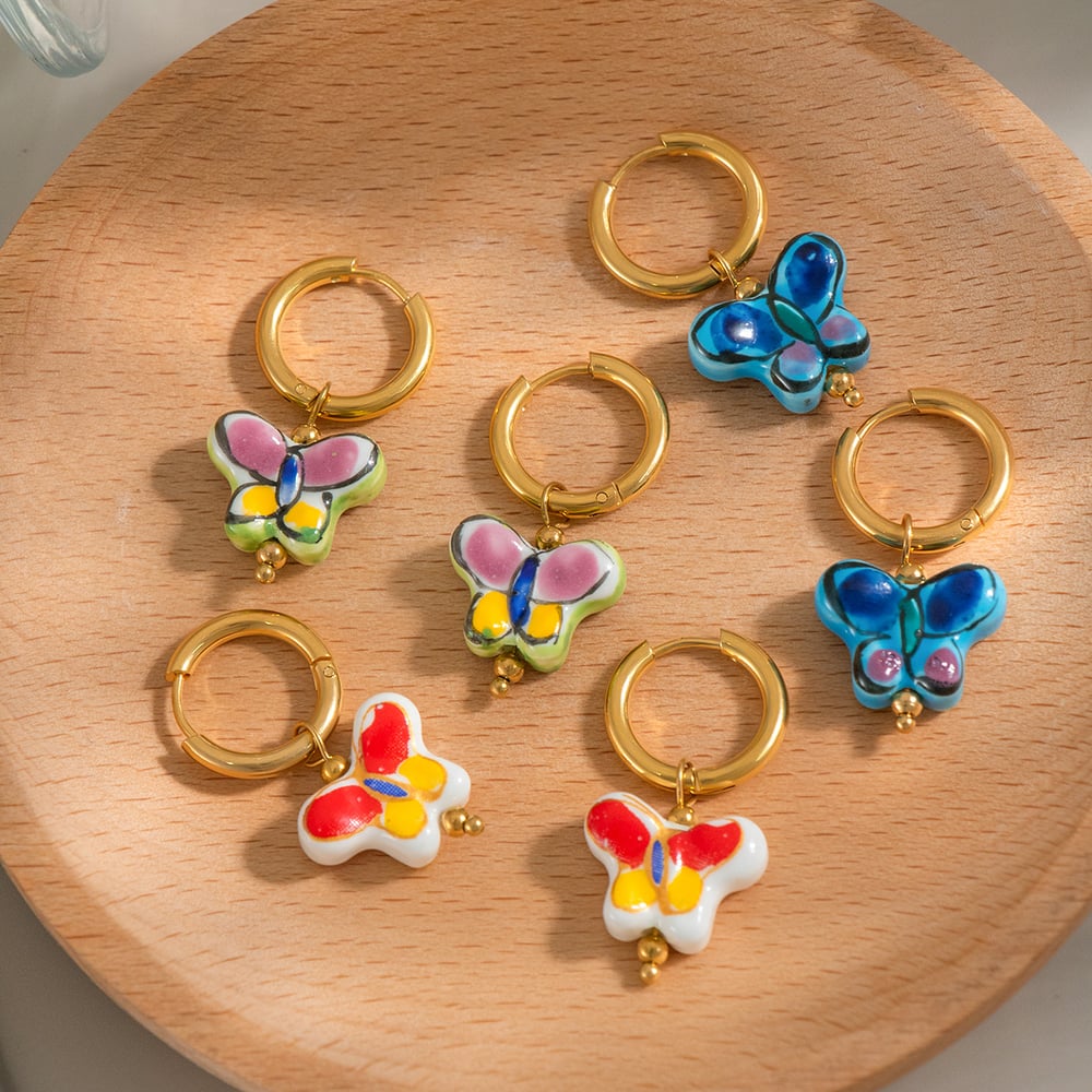 1 par de pendientes románticos de mariposa de acero inoxidable en color dorado. h5Imagen4