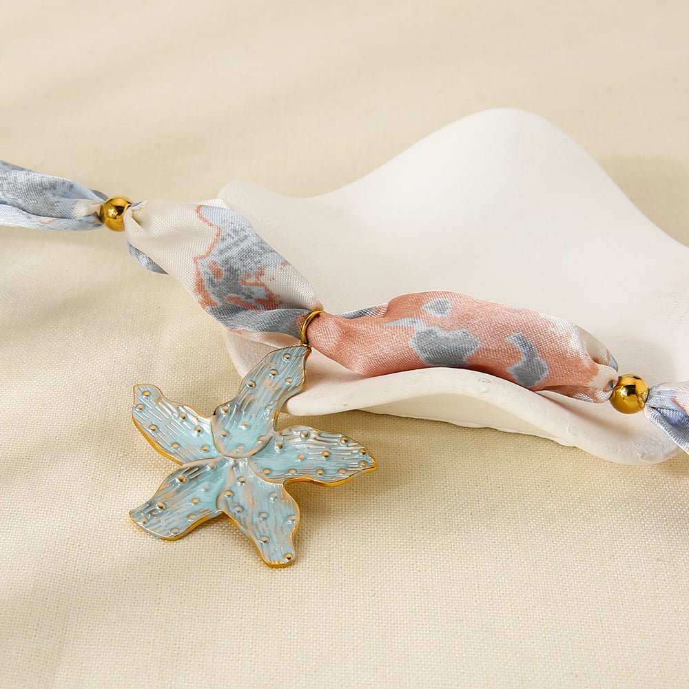 1 Piece Romantic Fabric Flower Pendant Necklace Picture2