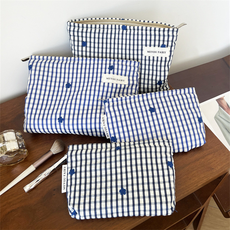 1 Piece Checkered Blue - toned Embroidered Small Flower Women's Makeup Bag Picture2