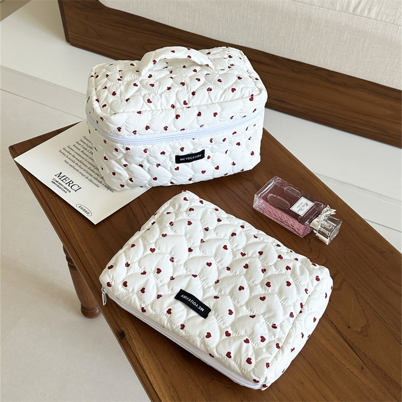 1 Piece Classic All - over - printed Heart - themed Women's Makeup Bag Picture3