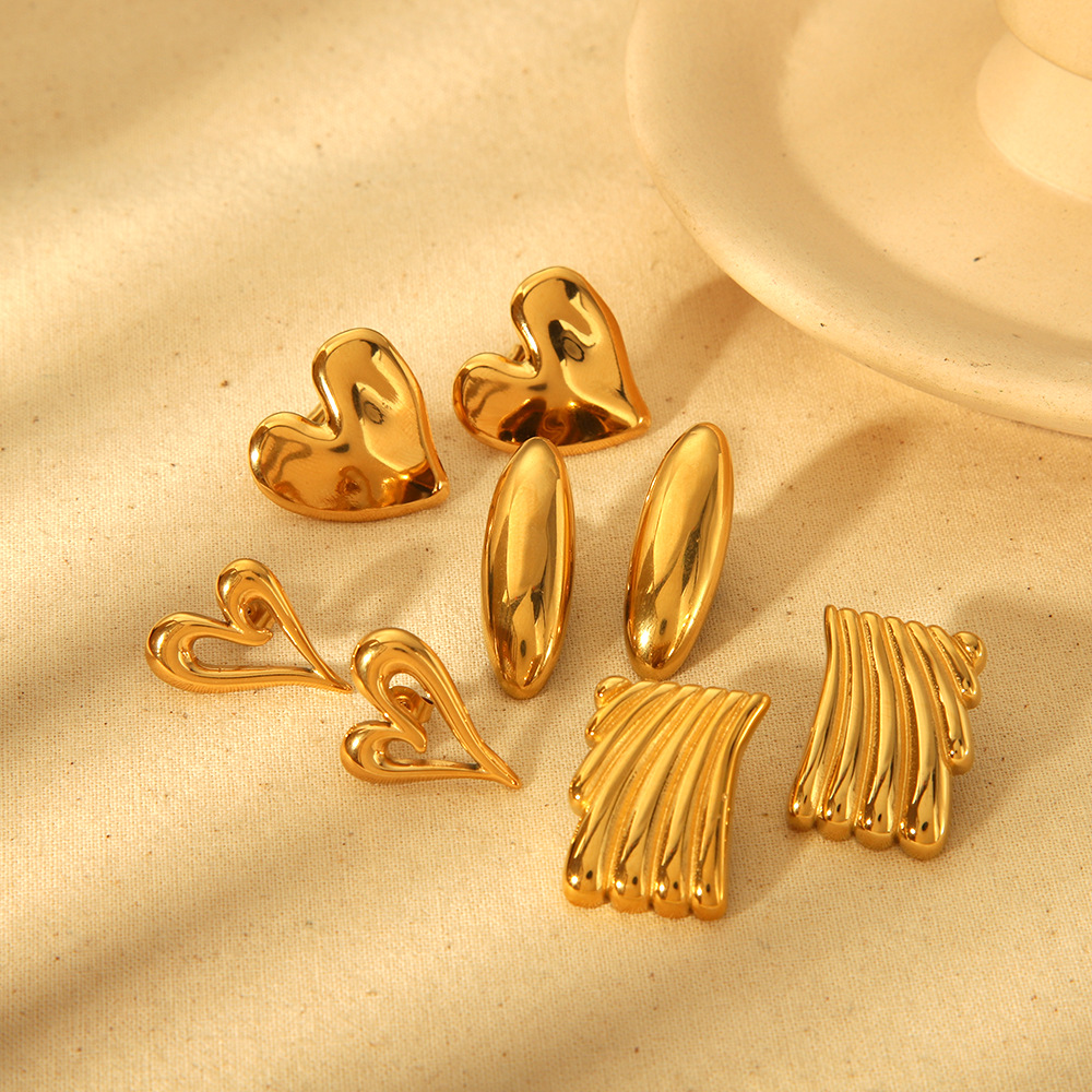 1 Pair Luxurious Series Retro Heart Stainless Steel  Women's Stud Earrings h5Picture2