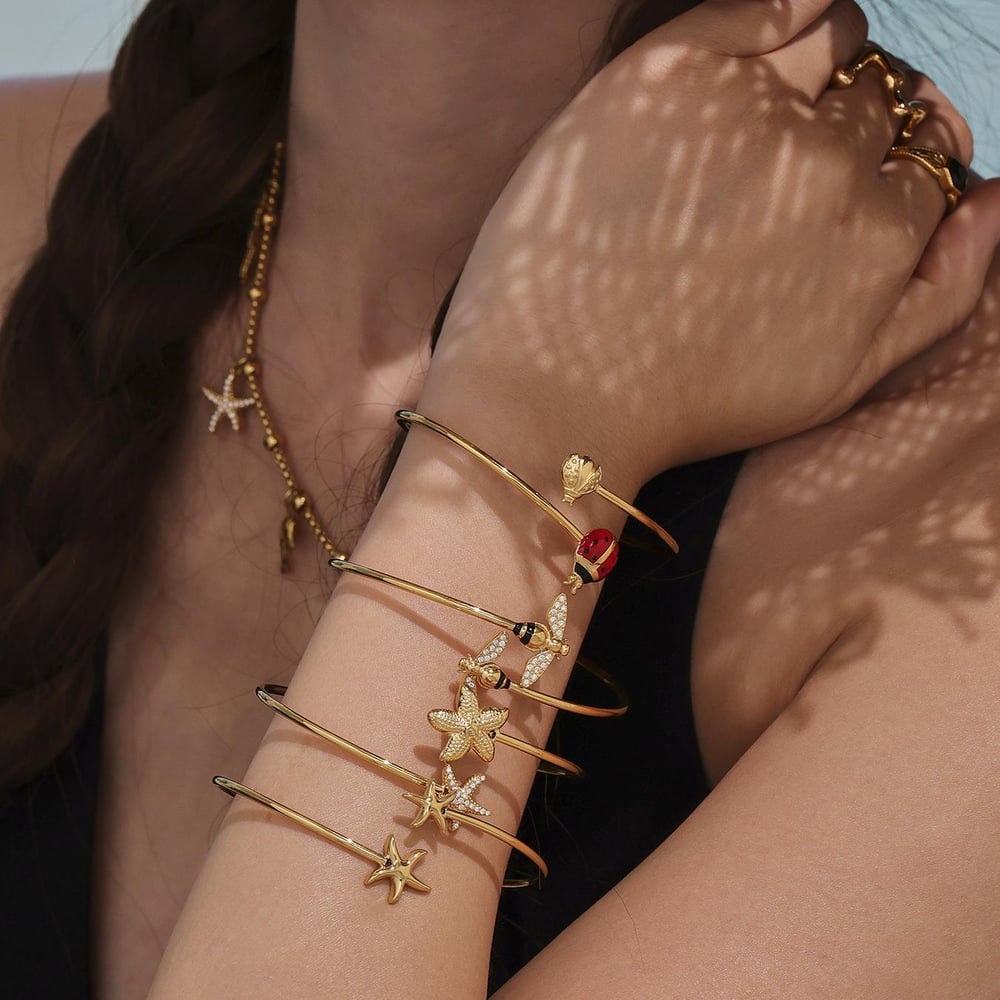 1 brazalete delicado de acero inoxidable con circonitas de color dorado y diseño de insectos para mujer. Imagen3