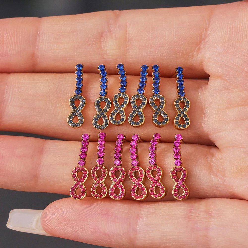 1 par de lujosos pendientes de botón de acero inoxidable con forma de infinito y circonitas doradas para mujer Imagen6