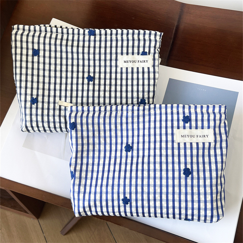 1 Piece Checkered Blue - toned Embroidered Small Flower Women's Makeup Bag Picture3