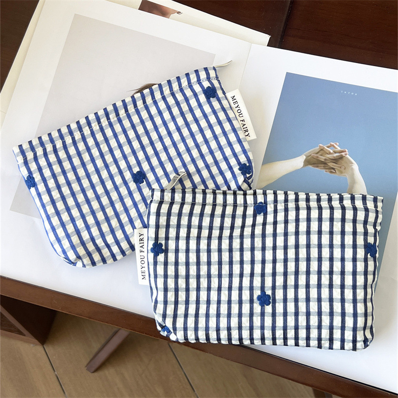 1 Piece Checkered Blue - toned Embroidered Small Flower Women's Makeup Bag Picture4