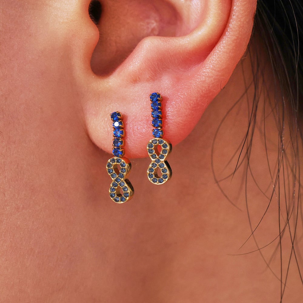 1 par de lujosos pendientes de botón de acero inoxidable con forma de infinito y circonitas doradas para mujer Imagen3