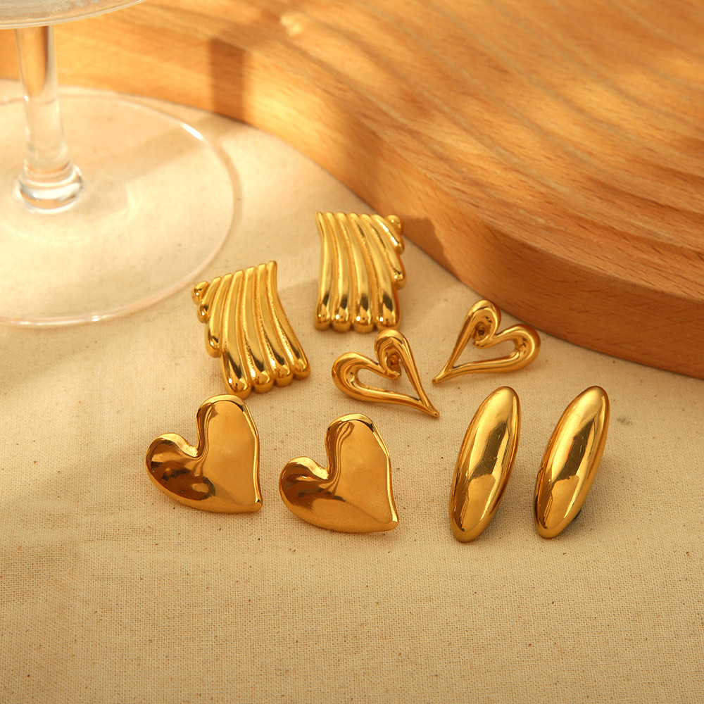 1 Pair Luxurious Series Retro Heart Stainless Steel  Women's Stud Earrings h5Picture3