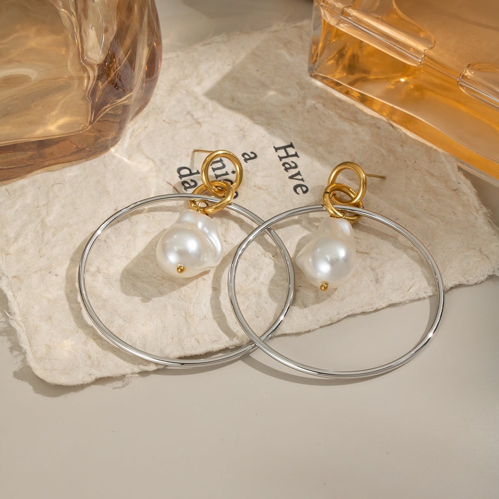 1 par de pendientes circulares de acero inoxidable con perlas de color dorado. Imagen2