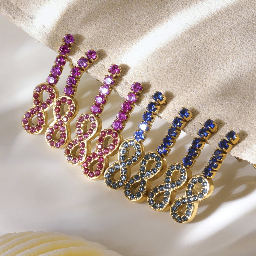 1 par de lujosos pendientes de botón de acero inoxidable con forma de infinito y circonitas doradas para mujer Imagen4