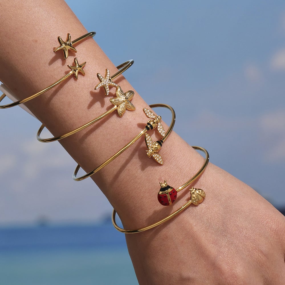 1 brazalete delicado de acero inoxidable con circonitas de color dorado y diseño de insectos para mujer. Imagen4