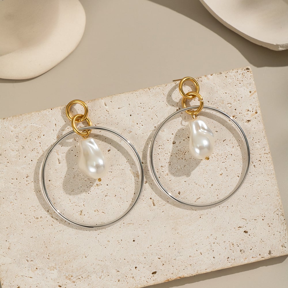 1 par de pendientes circulares de acero inoxidable con perlas de color dorado. Imagen5